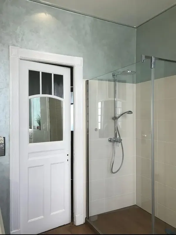 Bad mit Glasdusche und Altbautür