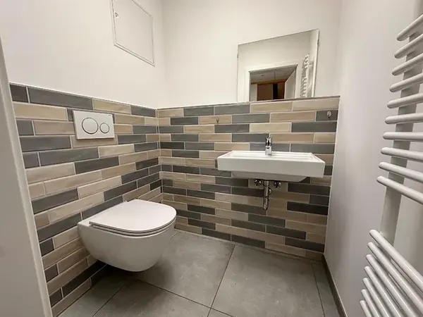 Gäste-WC mit Mosaikfliesen