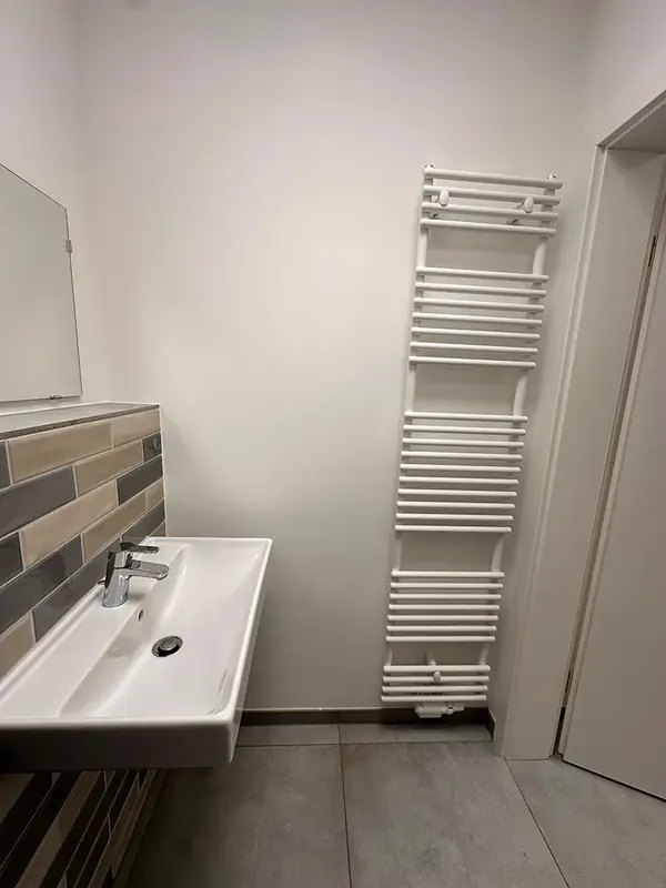 Schmales Bad mit Designheizkörper