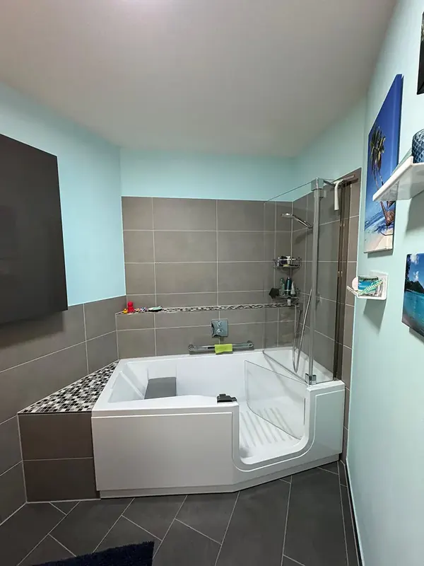 Badewanne mit Duschabtrennung