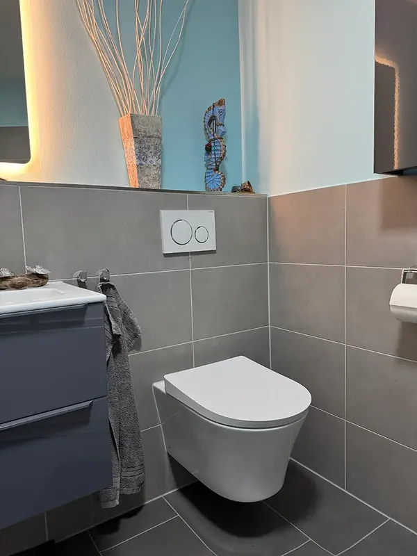 Wand-WC mit Unterschrank