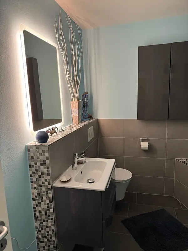 Waschtisch mit Spiegel und Mosaik