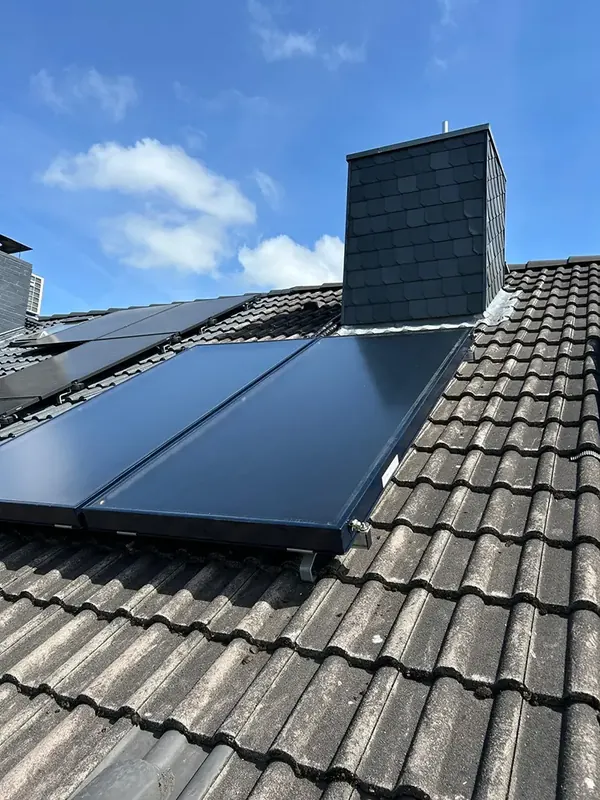 Solarthermie-Kollektoren auf dem Dach