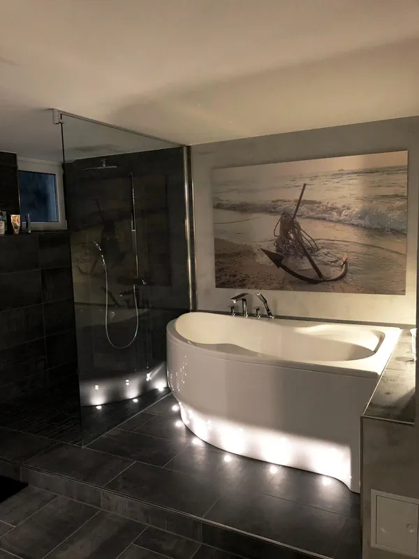 Saniertes Bad mit beleuchteter Wanne