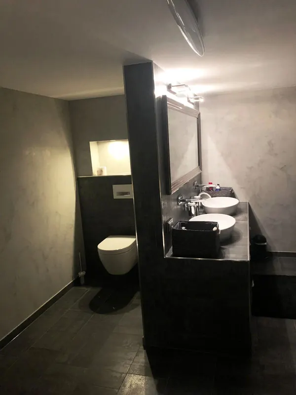 Dunkles Designbad mit Aufsatzwaschbecken