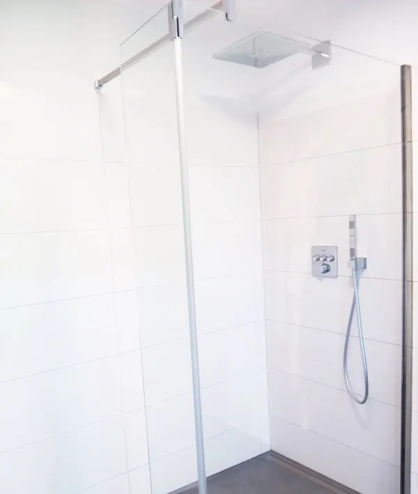 Walk-in-Dusche mit Regenbrause