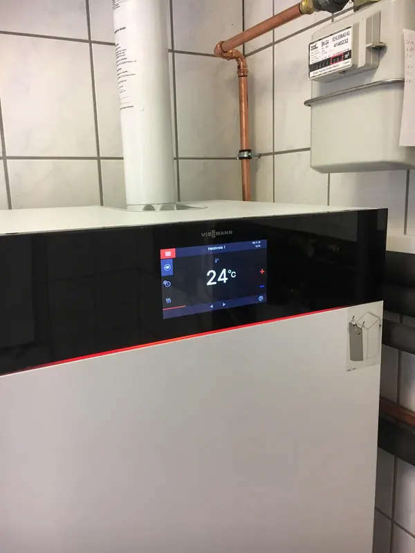 Moderne Heizzentrale mit Display