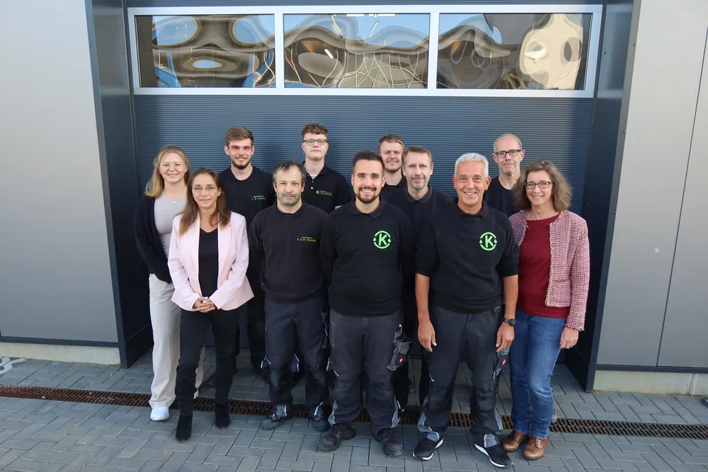 Das Team der F. & H. Knauffs oHG vor dem Betrieb in Wedel